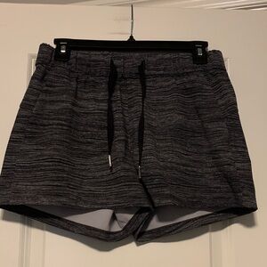 Lululemon On the Fly Shorts, Sz 6, 3in
Black Space Dye